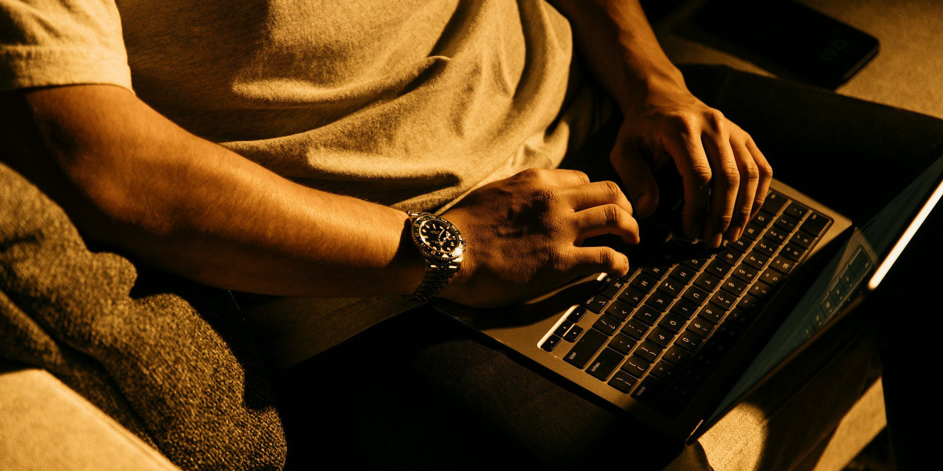 Person ved computer med SKAT TastSelv åben, lommeregner og dokumenter fra udenlandske casinoer med licens fra Malta og Curacao.